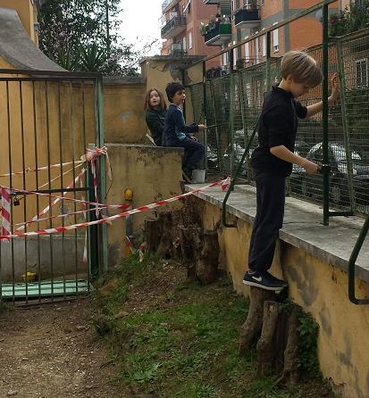 Bambini a lavoro sulla recinzione
